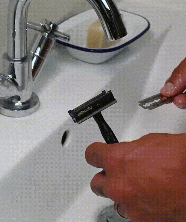 HOW TO LOAD <strong>THE BLADE</strong> INTO YOUR <strong>Allbody Razor</strong>