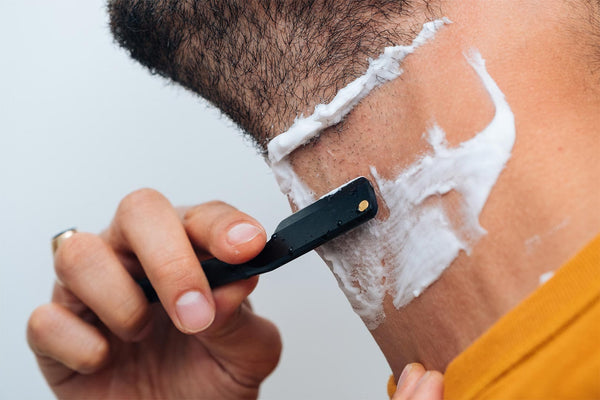 man-shaving-with-anglerazor-cut-throat-razor